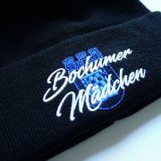 Schwarze Wollmütze mit eingesticktem Bochumer Mädchen Logo – Bild 2